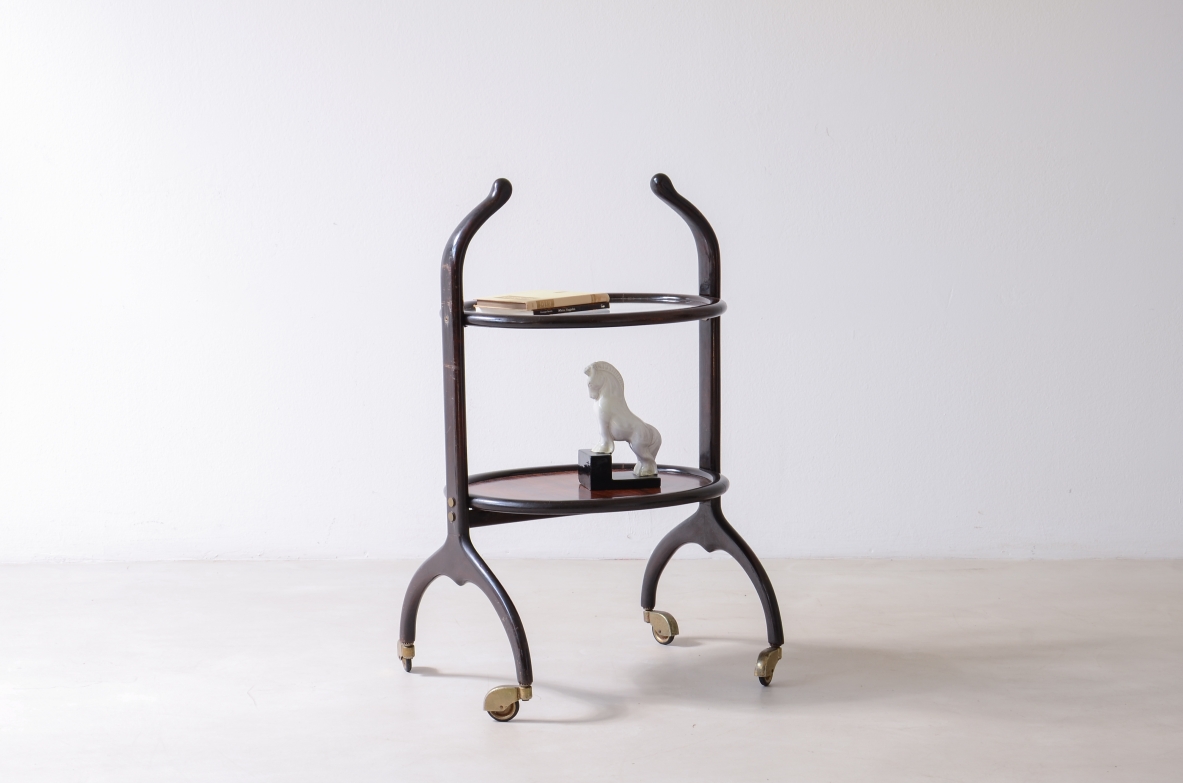 Piccolo carrello in legno curvato in legno e vetro.  Manifattura austriaca, 1920ca. Piccolo carrello in legno curvato in legno e vetro.  Manifattura austriaca, 1920ca.