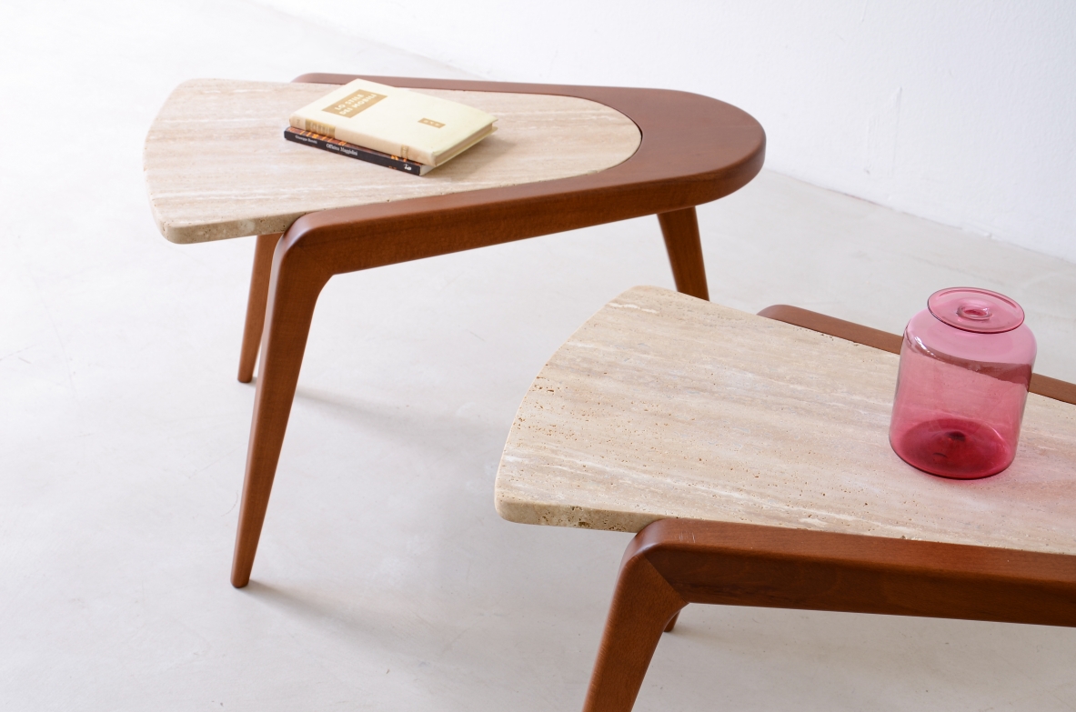 Coppia di tavolini in legno sagomato con piano in travertino.  Manifattura italiana, realizzati su misura. Coppia di tavolini in legno sagomato con piano in travertino.  Manifattura italiana, realizzati su misura.