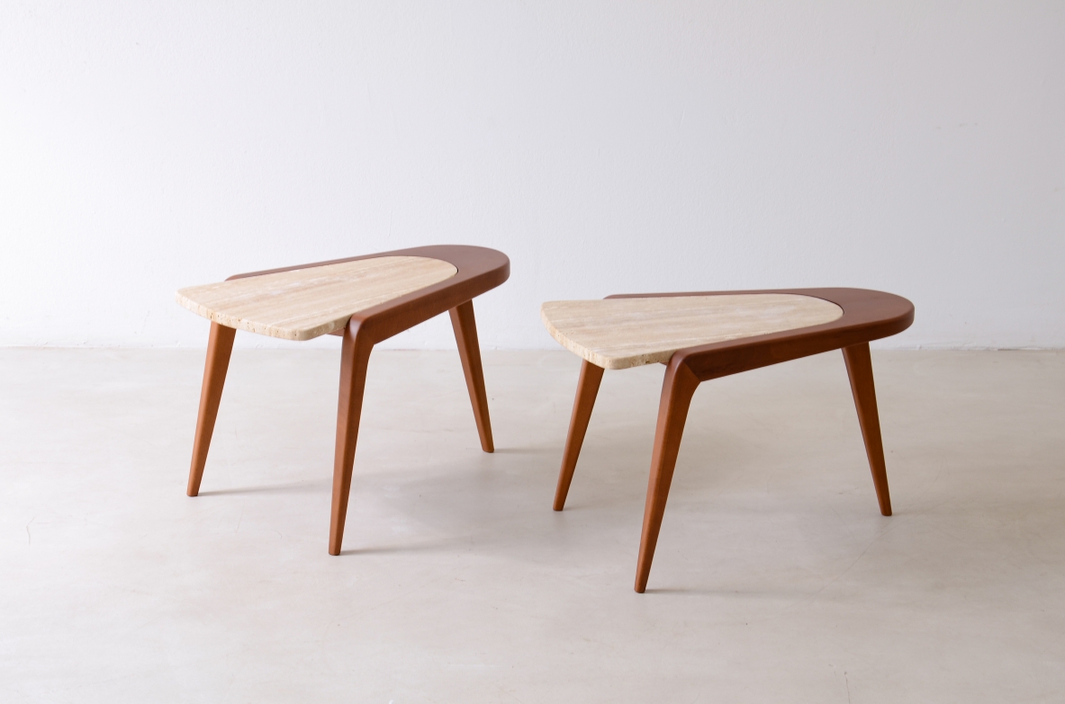 Coppia di tavolini in legno sagomato con piano in travertino.  Manifattura italiana, realizzati su misura. Coppia di tavolini in legno sagomato con piano in travertino.  Manifattura italiana, realizzati su misura.
