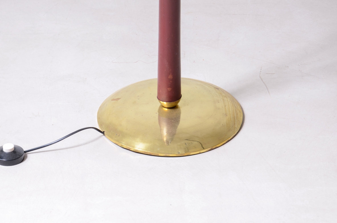 Arredoluce  Lampada da terra con stelo rivestito in pelle rosso scuro e ottone 1935 Arredoluce  Lampada da terra con stelo rivestito in pelle rosso scuro e ottone 1935