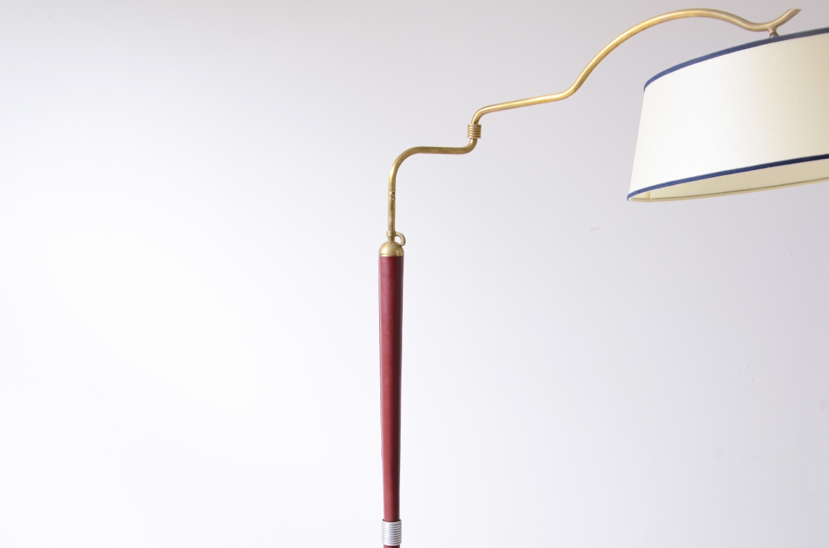 Arredoluce  Lampada da terra con stelo rivestito in pelle rosso scuro e ottone 1935 Arredoluce  Lampada da terra con stelo rivestito in pelle rosso scuro e ottone 1935