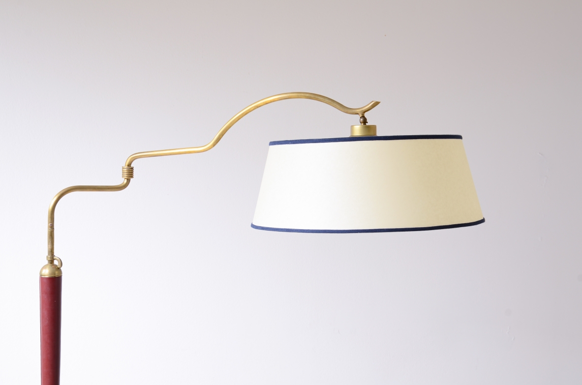 Arredoluce  Lampada da terra con stelo rivestito in pelle rosso scuro e ottone 1935 Arredoluce  Lampada da terra con stelo rivestito in pelle rosso scuro e ottone 1935
