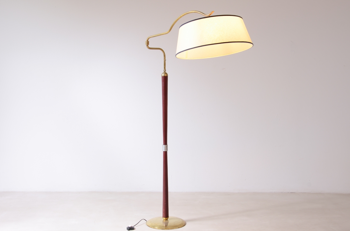 Arredoluce  Lampada da terra con stelo rivestito in pelle rosso scuro e ottone 1935 Arredoluce  Lampada da terra con stelo rivestito in pelle rosso scuro e ottone 1935