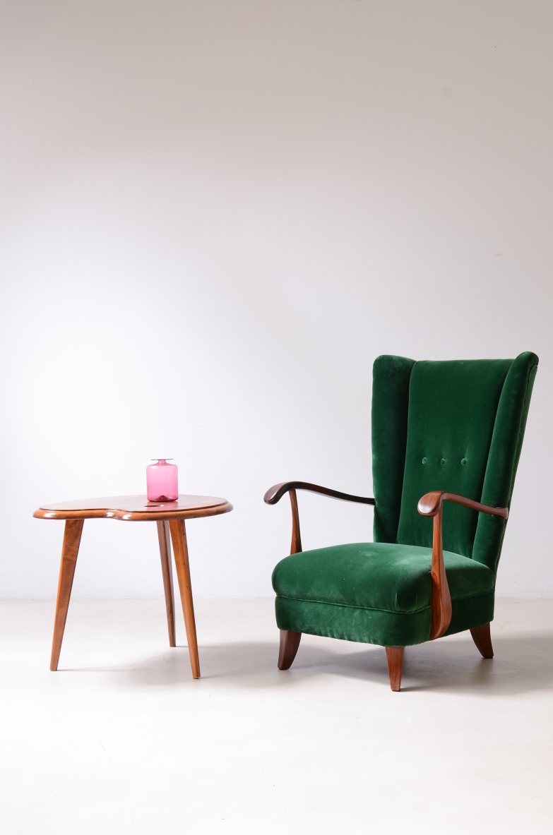 Lio Carminati Elegante poltrona in legno sagomato e tessuto imbottito 1940