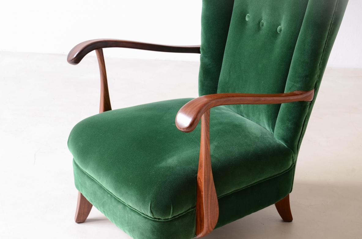 Lio Carminati Elegante poltrona in legno sagomato e tessuto imbottito 1940 Lio Carminati Elegante poltrona in legno sagomato e tessuto imbottito 1940