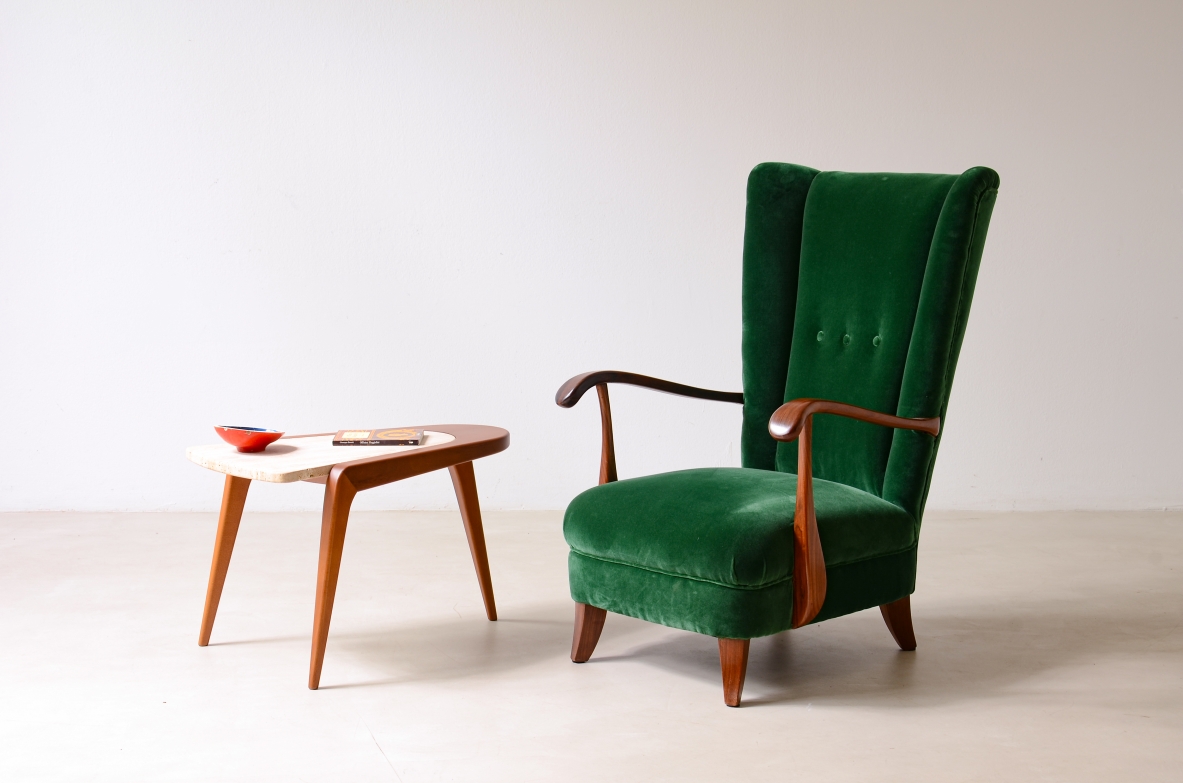 Lio Carminati Elegante poltrona in legno sagomato e tessuto imbottito 1940 Lio Carminati Elegante poltrona in legno sagomato e tessuto imbottito 1940