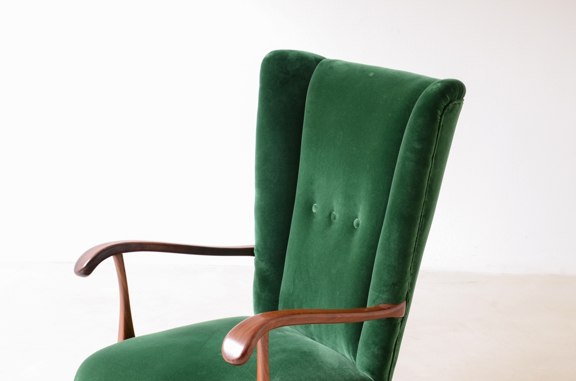 Lio Carminati Elegante poltrona in legno sagomato e tessuto imbottito 1940 Lio Carminati Elegante poltrona in legno sagomato e tessuto imbottito 1940