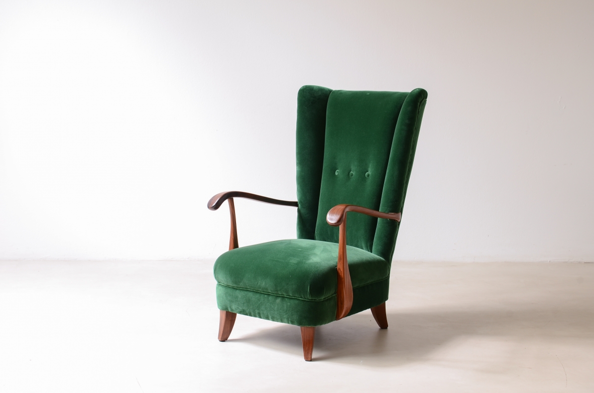 Lio Carminati Elegante poltrona in legno sagomato e tessuto imbottito 1940 Lio Carminati Elegante poltrona in legno sagomato e tessuto imbottito 1940