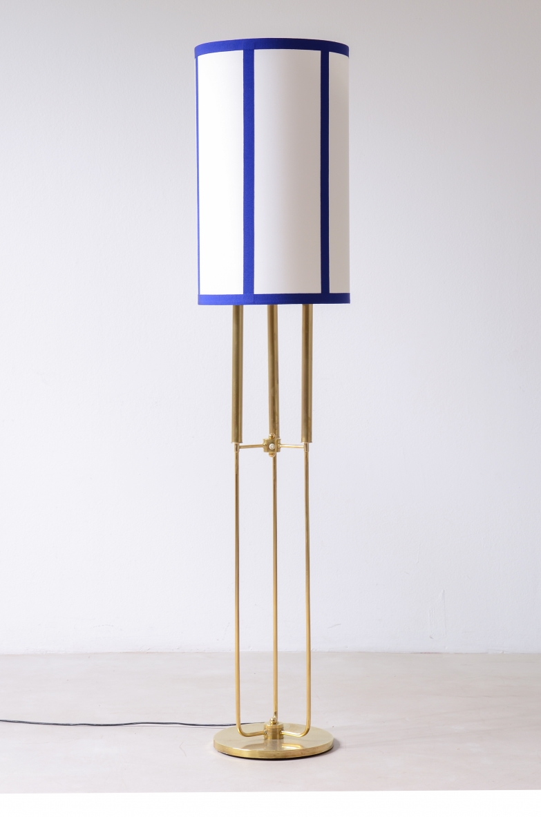 Lampada da terra in ottone con grande cappello in tessuto.1940
