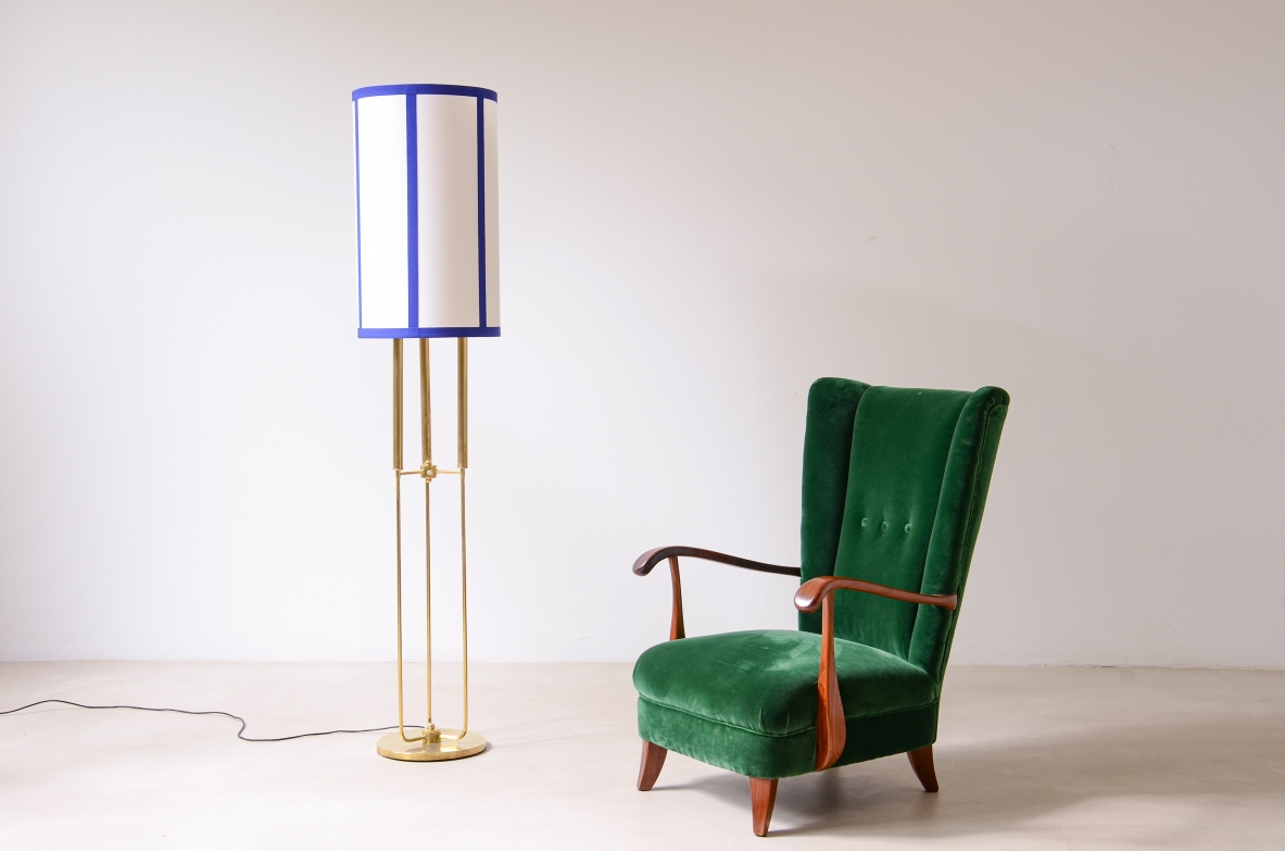 Lampada da terra in ottone con grande cappello in tessuto.1940