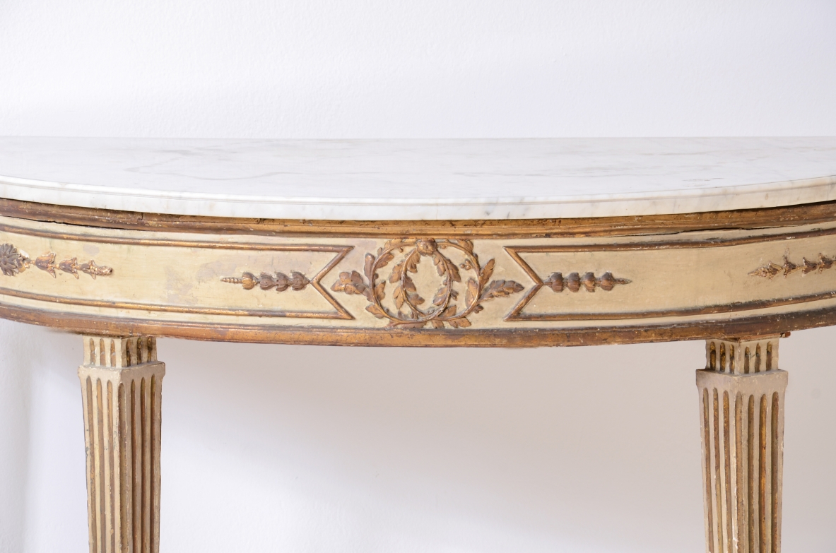 Coppia di console a mezza luna in legno laccato e dorato Manifattura italiana, epoca Luigi XVI, 1770ca. Coppia di console a mezza luna in legno laccato e dorato Manifattura italiana, epoca Luigi XVI, 1770ca.