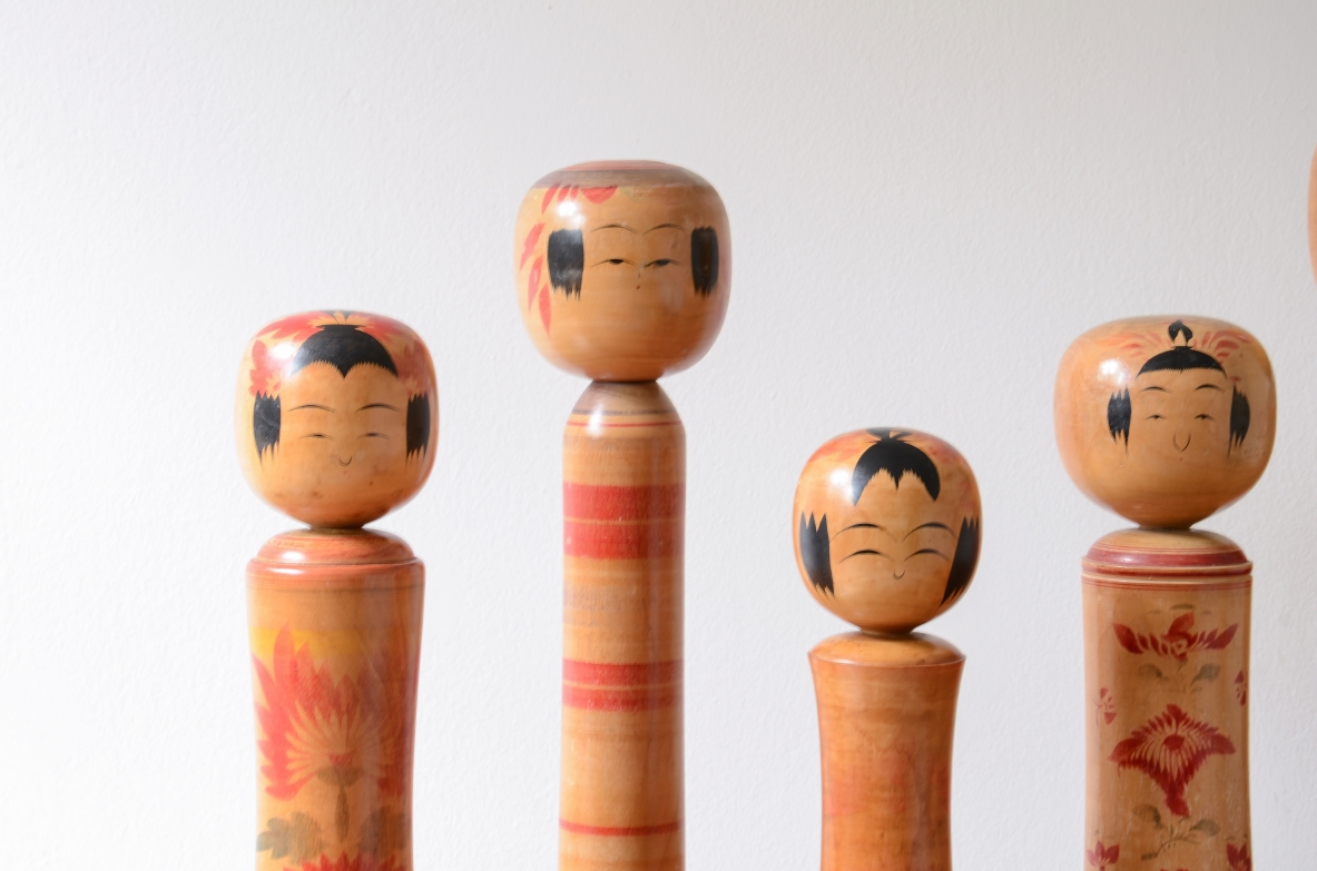 set di 6 grandi sculture in legno tornito e dipinto, Giappone, 1920ca. set di 6 grandi sculture in legno tornito e dipinto, Giappone, 1920ca.