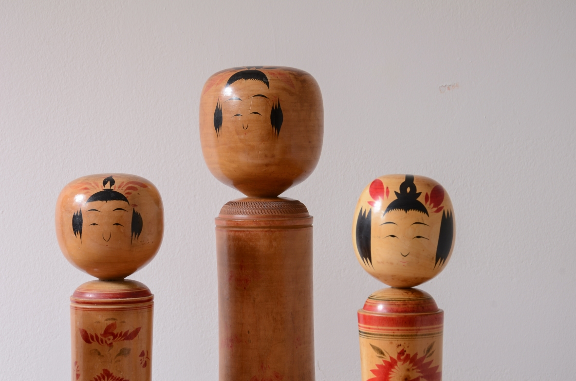 set di 6 grandi sculture in legno tornito e dipinto, Giappone, 1920ca. set di 6 grandi sculture in legno tornito e dipinto, Giappone, 1920ca.