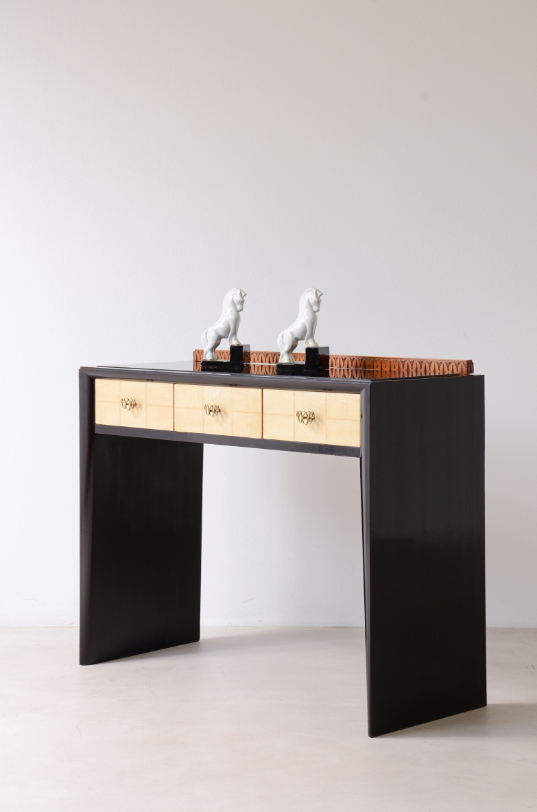 ABV Borsani Varedo  Elegante console in rovere tinto con motivo in legno