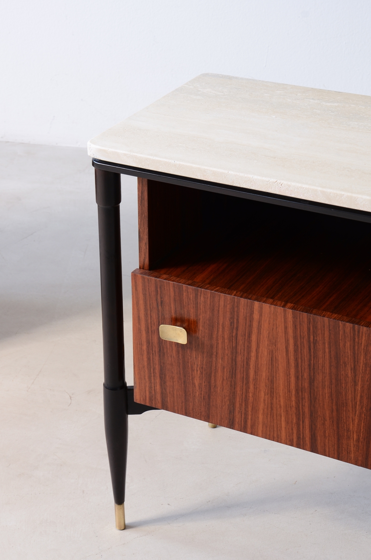 Pair of elegant walnut nightstands with four turned legs, Italian manufacture, ca. 1955.
