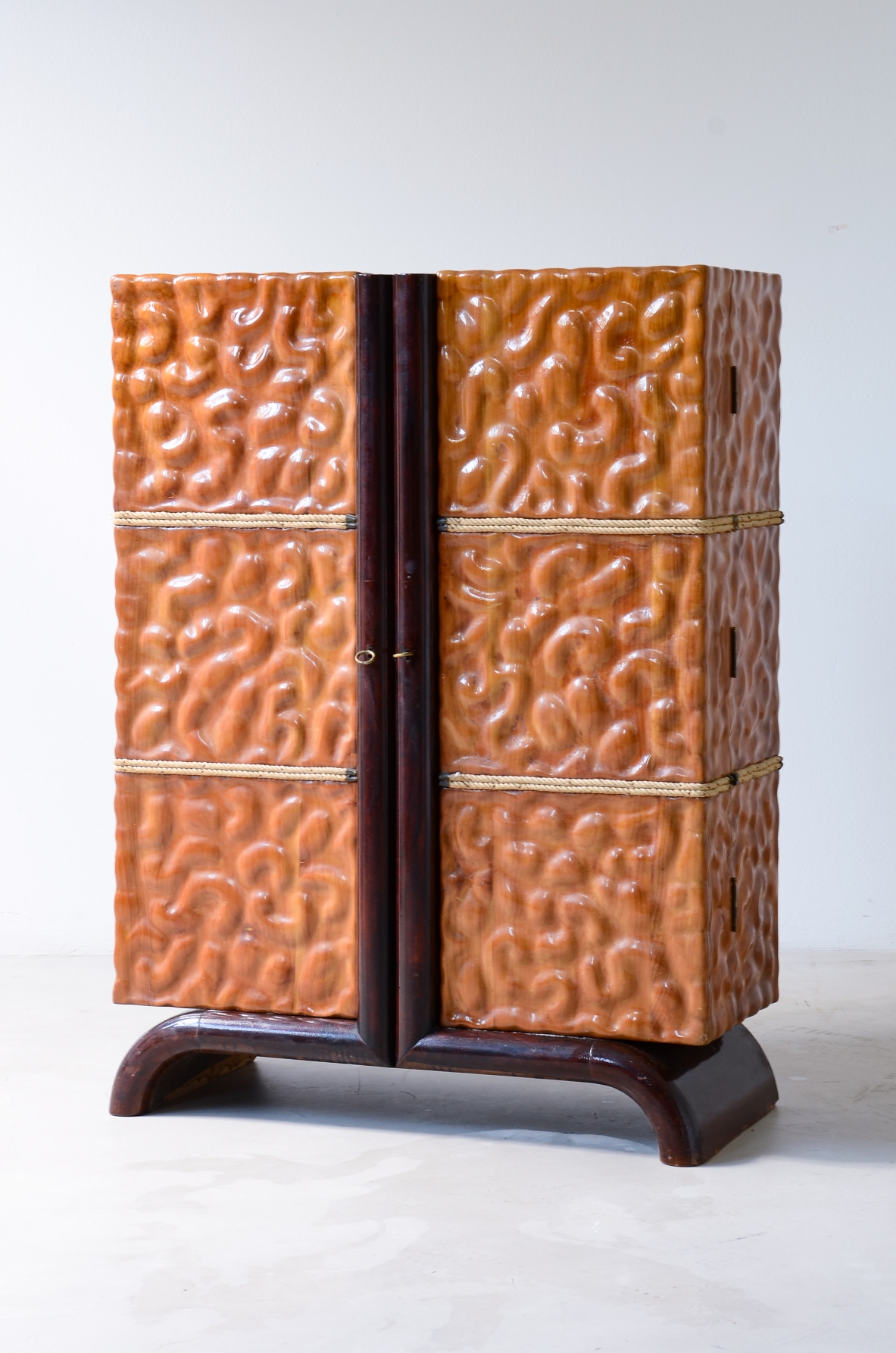 Aldo Tura, Raro mobile bar in legno di tiglio lavorato a mano come una scultura,