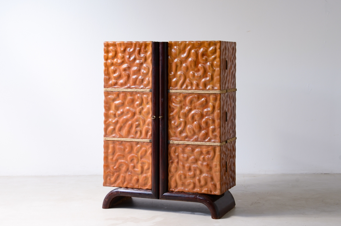 Aldo Tura, Raro mobile bar in legno di tiglio lavorato a mano come una scultura, Interno in acero, specchi con ripiani in vetro molato e ottone. Anni 40