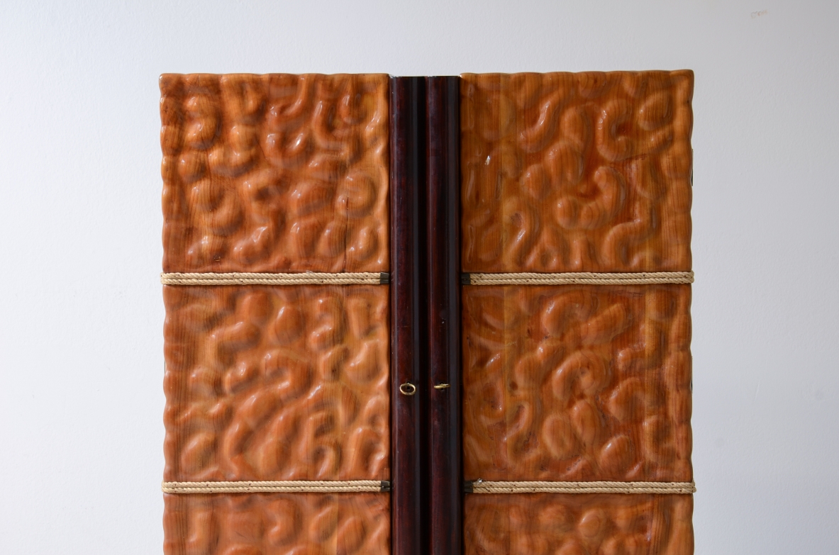 Aldo Tura, Raro mobile bar in legno di tiglio lavorato a mano come una scultura, Interno in acero, specchi con ripiani in vetro molato e ottone. Anni 40