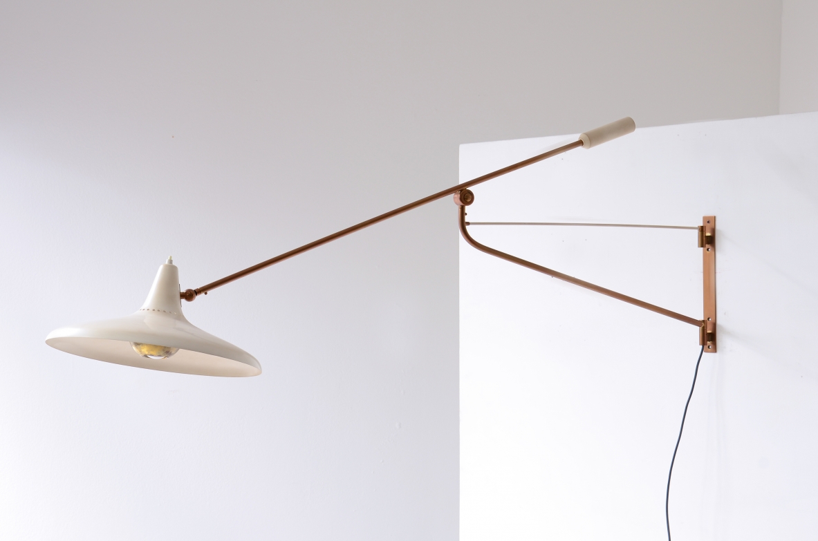 Stilnovo Milano Lampada basculante e regolabile in tutte le direzioni, cappello in metallo verniciato. 1950