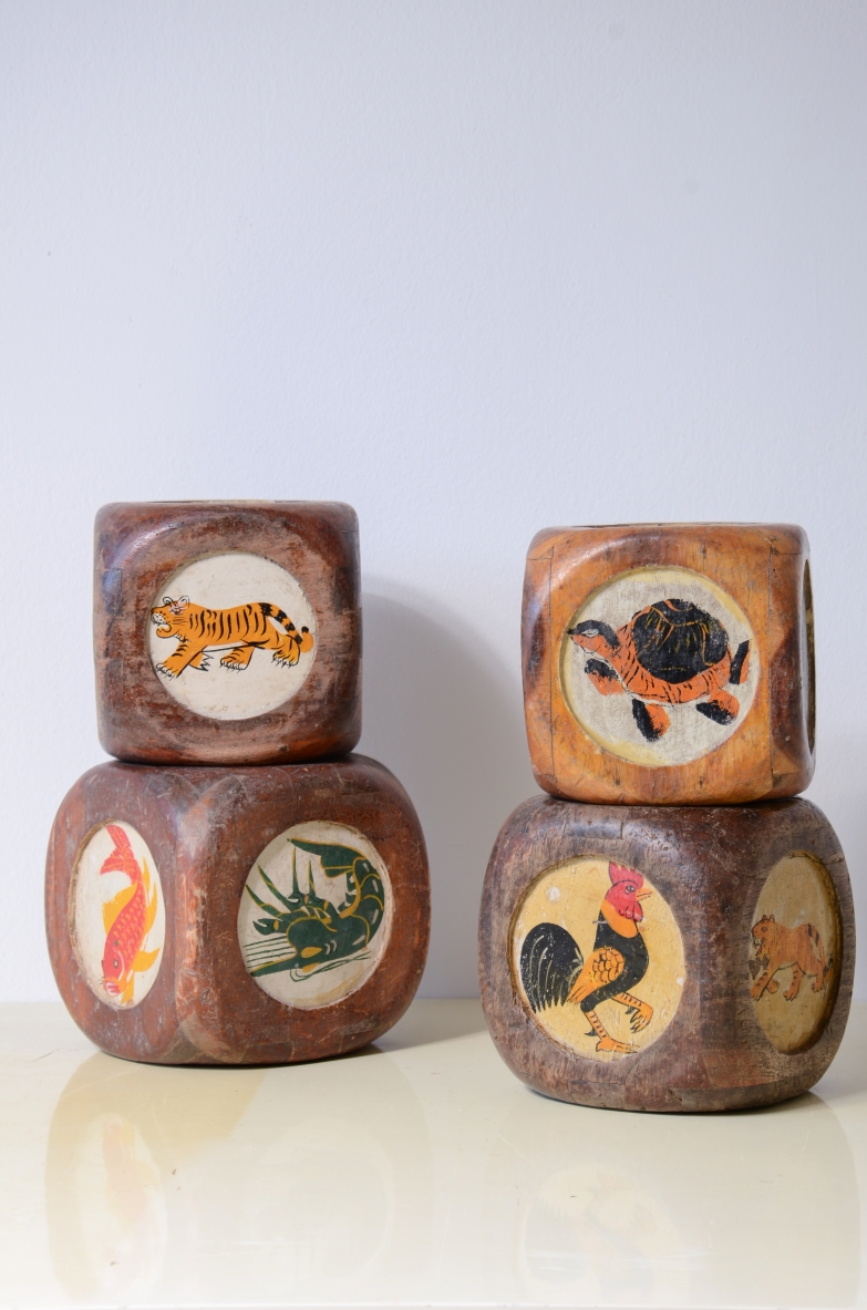 Quattro dadi da gioco in legno con figure di animali dipinte, Tibet anni 30