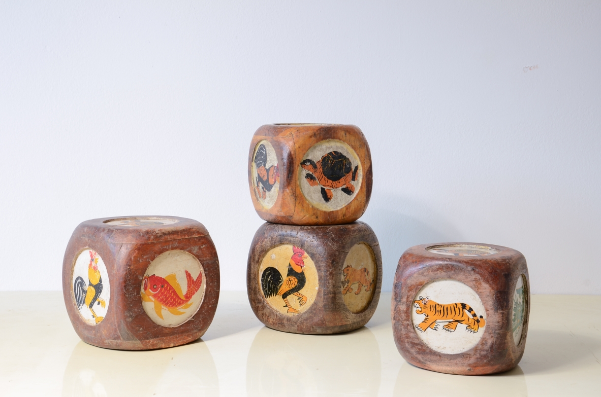 Quattro dadi da gioco in legno con figure di animali dipinte, Tibet anni 30