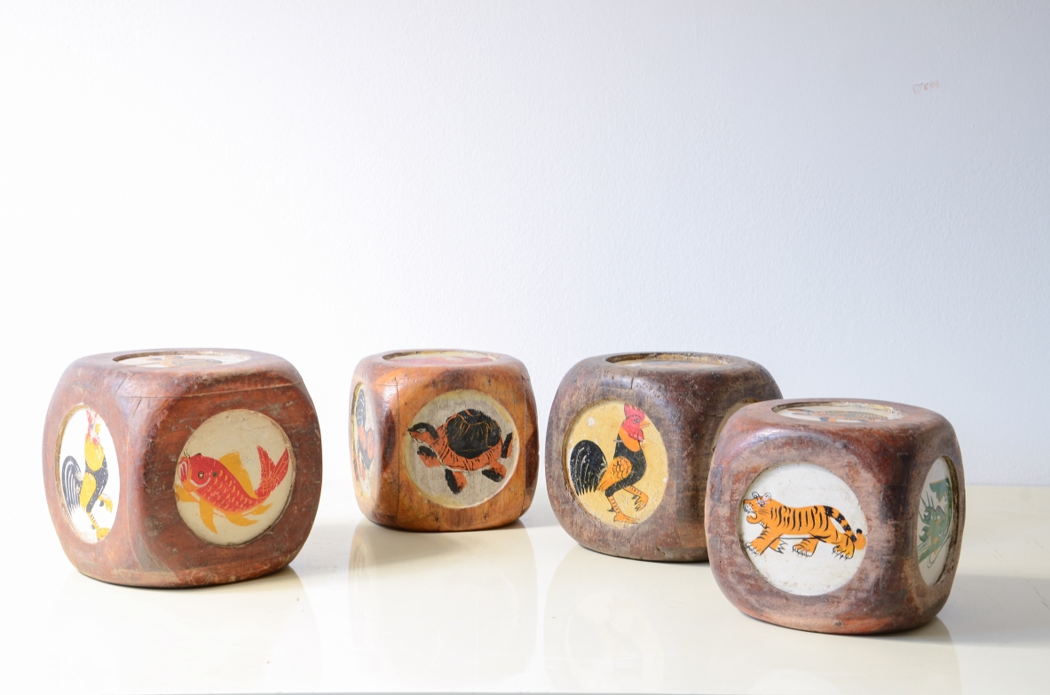 Quattro dadi da gioco in legno con figure di animali dipinte, Tibet anni 30