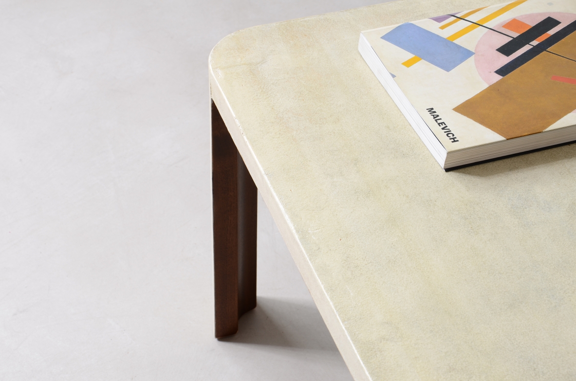Elegante tavolino in legno rivestito in pergamena Manifattura italiana 1940ca.