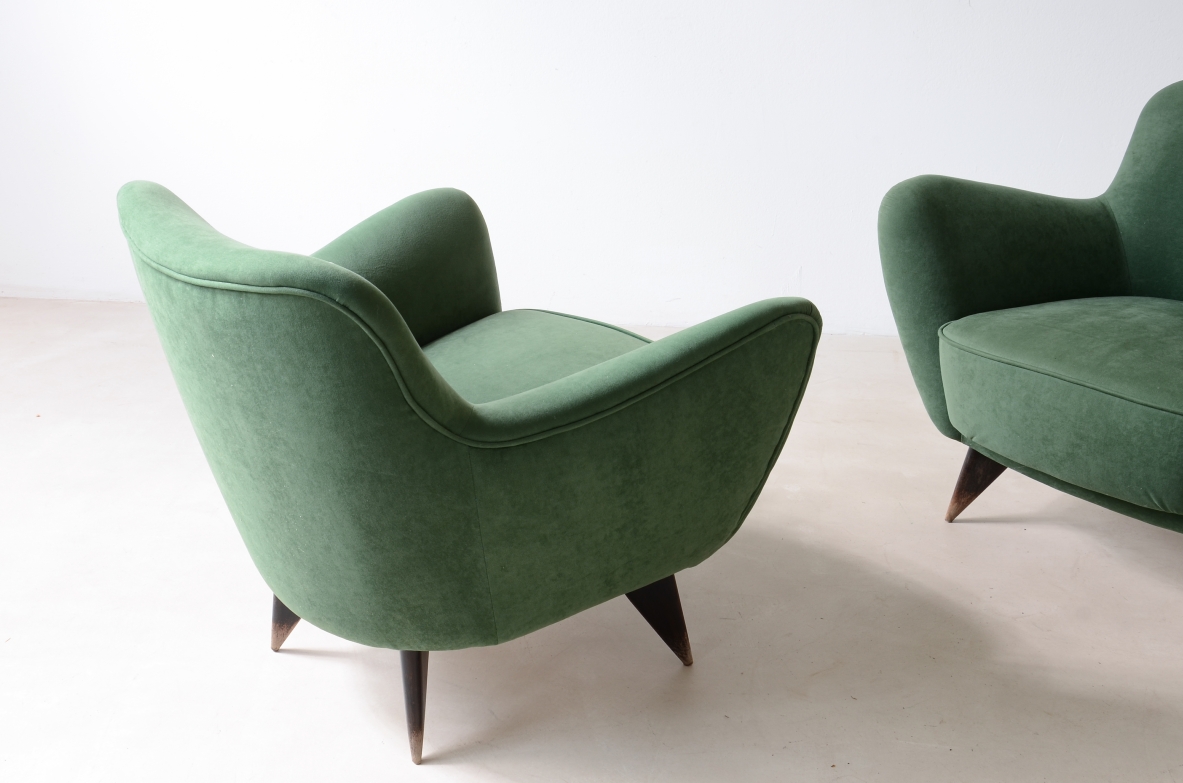 Gio Ponti Coppia di poltrone rivestite in velluto imbottito 1952