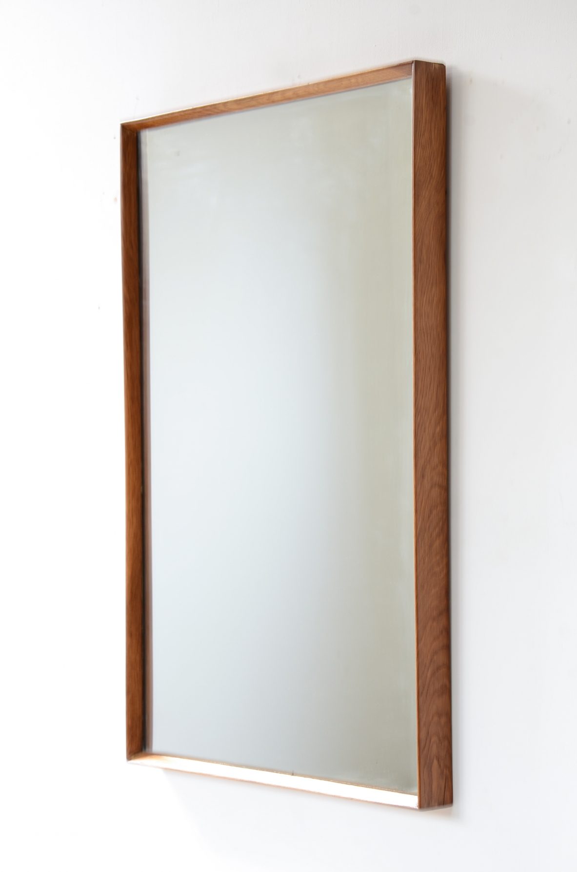 Due specchiere con cornice in legno sagomato.  Manifattura anni 40.