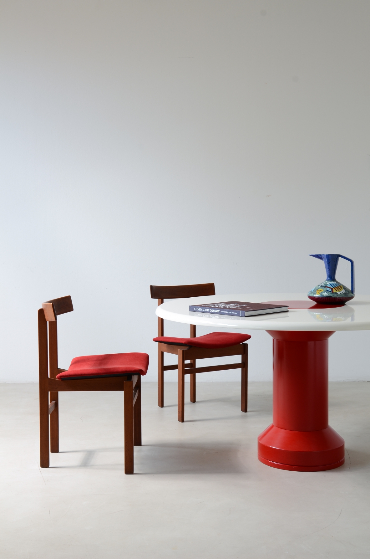 Tavolo con base in metallo laccato e piano in legno.  Manifattura Italiana, 1960ca.