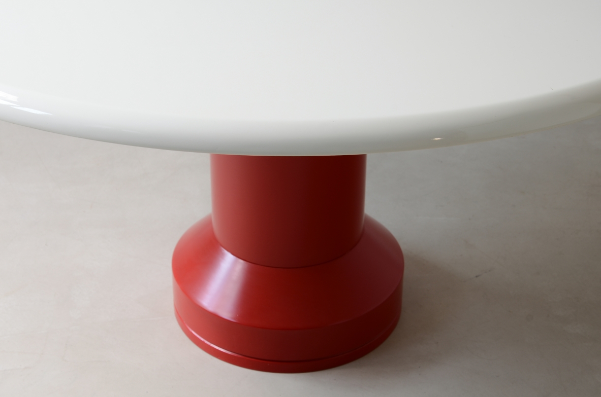 Tavolo con base in metallo laccato e piano in legno.  Manifattura Italiana, 1960ca.