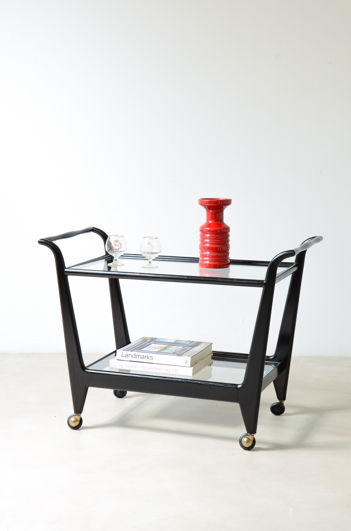 Carrello portavivande in legno tinto con due piani in vetro 1950