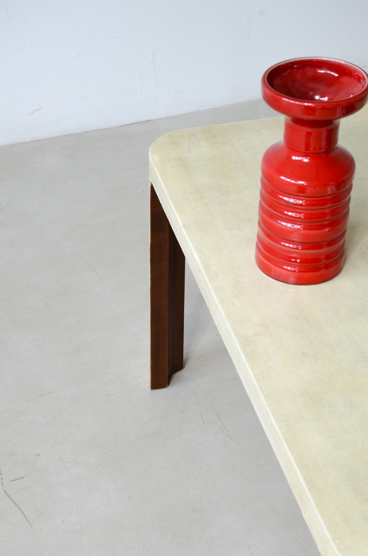 Elegante tavolino in legno rivestito in pergamena Manifattura italiana 1940ca.
