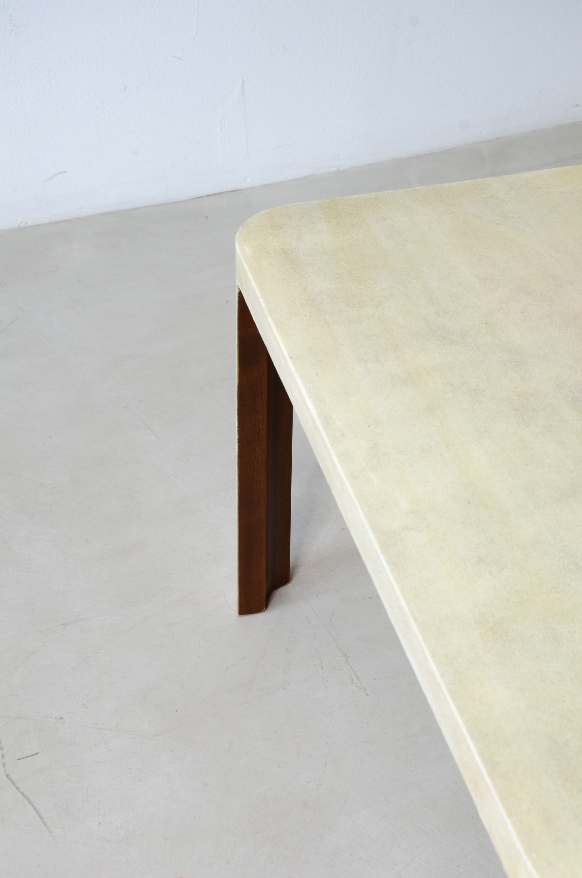Elegante tavolino in legno rivestito in pergamena Manifattura italiana 1940ca.