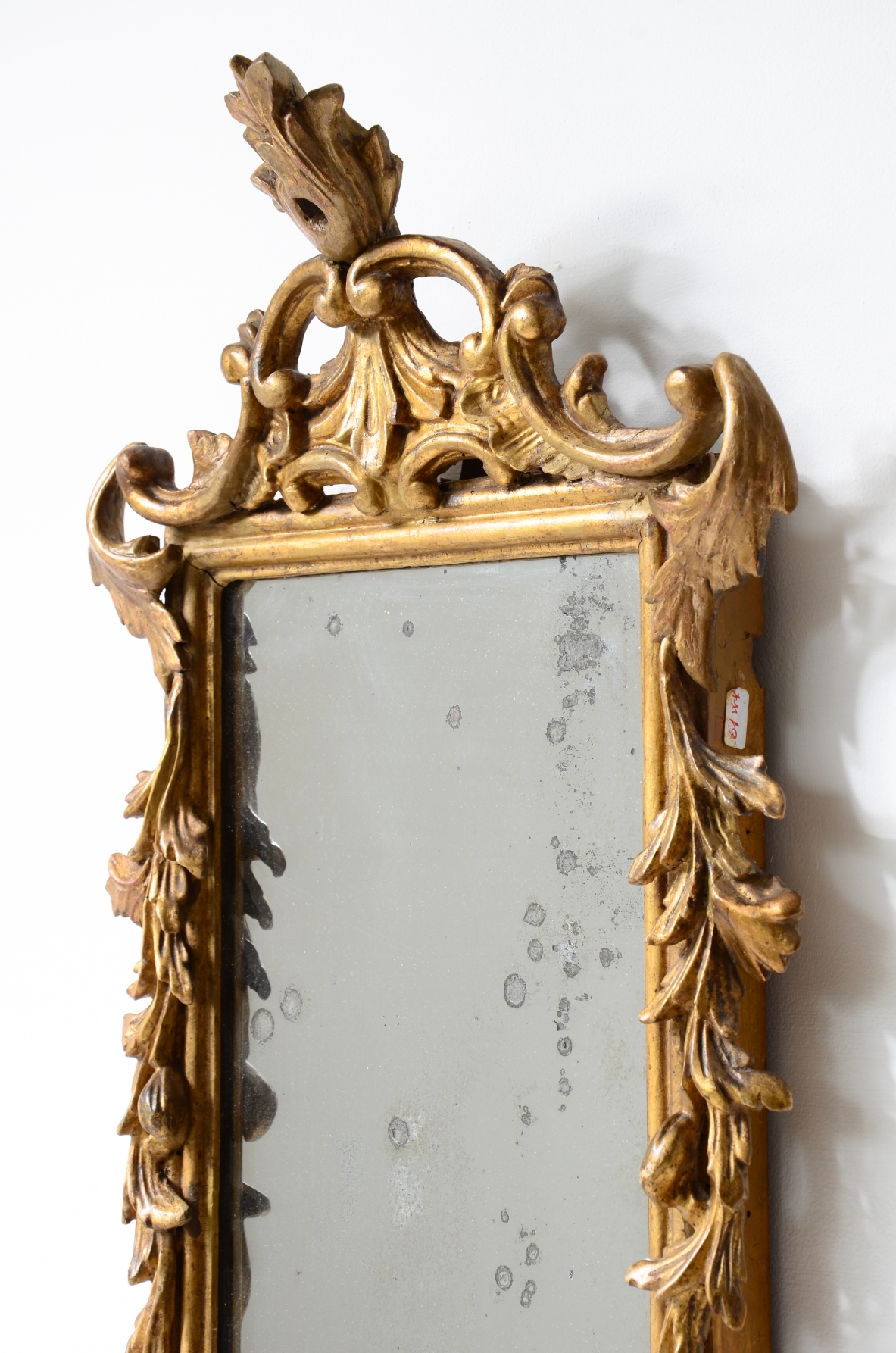Coppia di raffinate specchiere in legno intagliato e dorato 1730-1750ca.