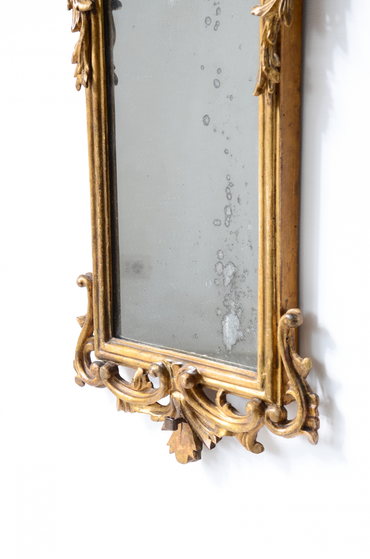 Coppia di raffinate specchiere in legno intagliato e dorato 1730-1750ca.