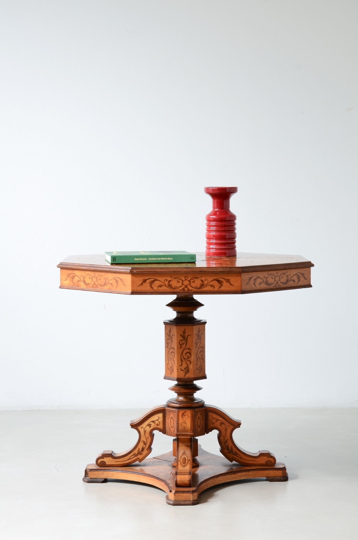 Elegante tavolino in legni policromi con intarsi. Epoca Carlo X, 1830ca.