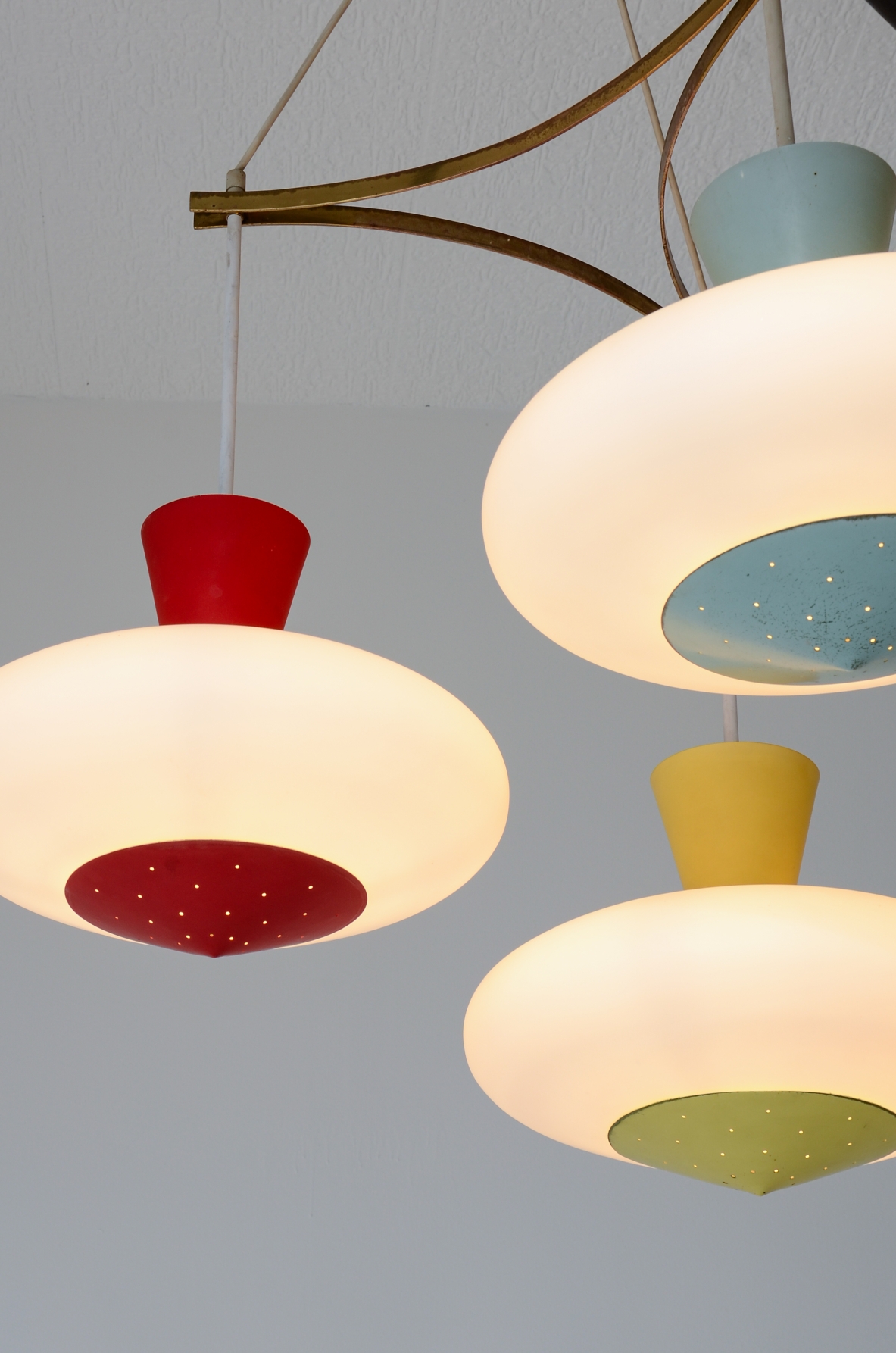 Stilux Milano anni '50 Raro lampadario a tre luci con struttura in ottone, Diffusori a disco in vetro opalino