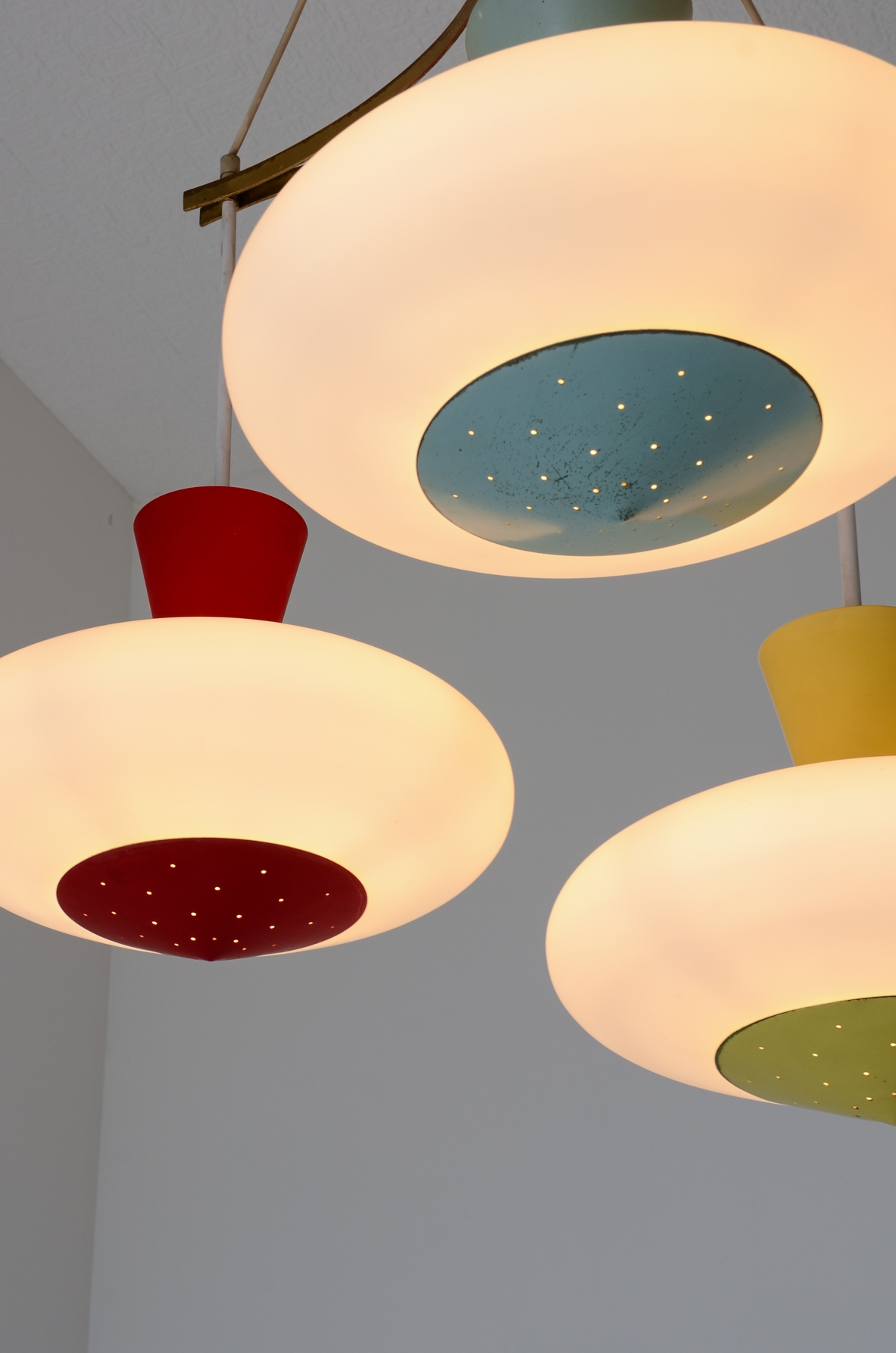 Stilux Milano anni '50 Raro lampadario a tre luci con struttura in ottone, Diffusori a disco in vetro opalino