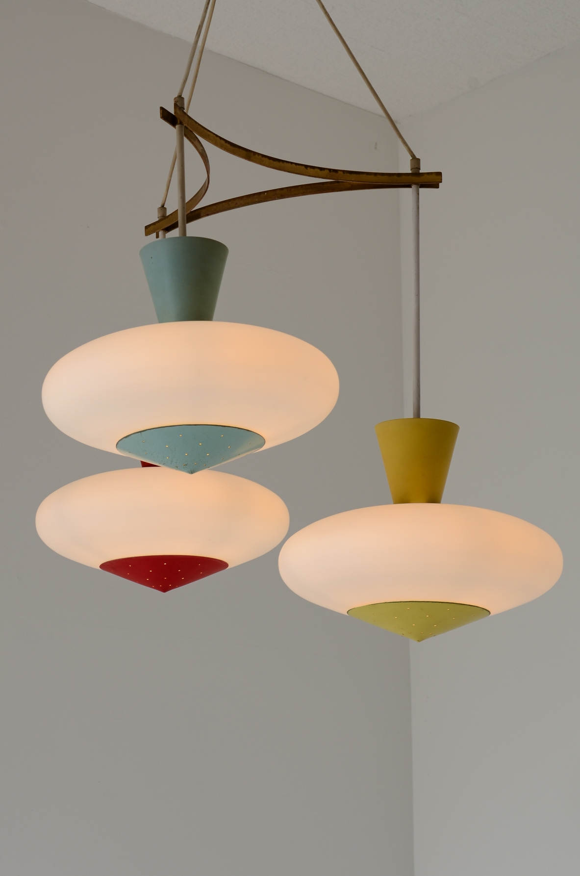 Stilux Milano anni '50 Raro lampadario a tre luci con struttura in ottone, Diffusori a disco in vetro opalino