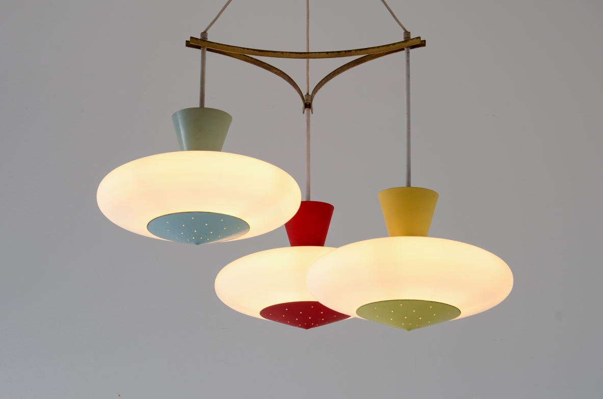 Stilux Milano anni '50 Raro lampadario a tre luci con struttura in ottone, Diffusori a disco in vetro opalino