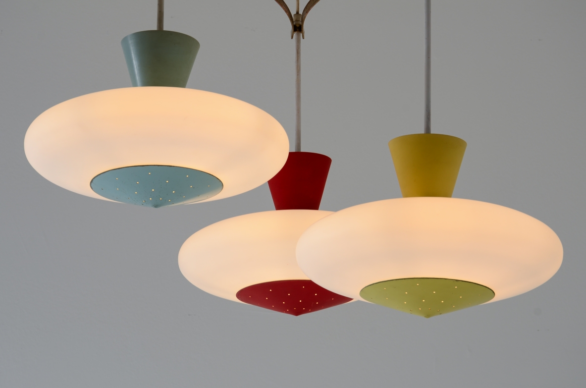 Stilux Milano anni '50 Raro lampadario a tre luci con struttura in ottone, Diffusori a disco in vetro opalino