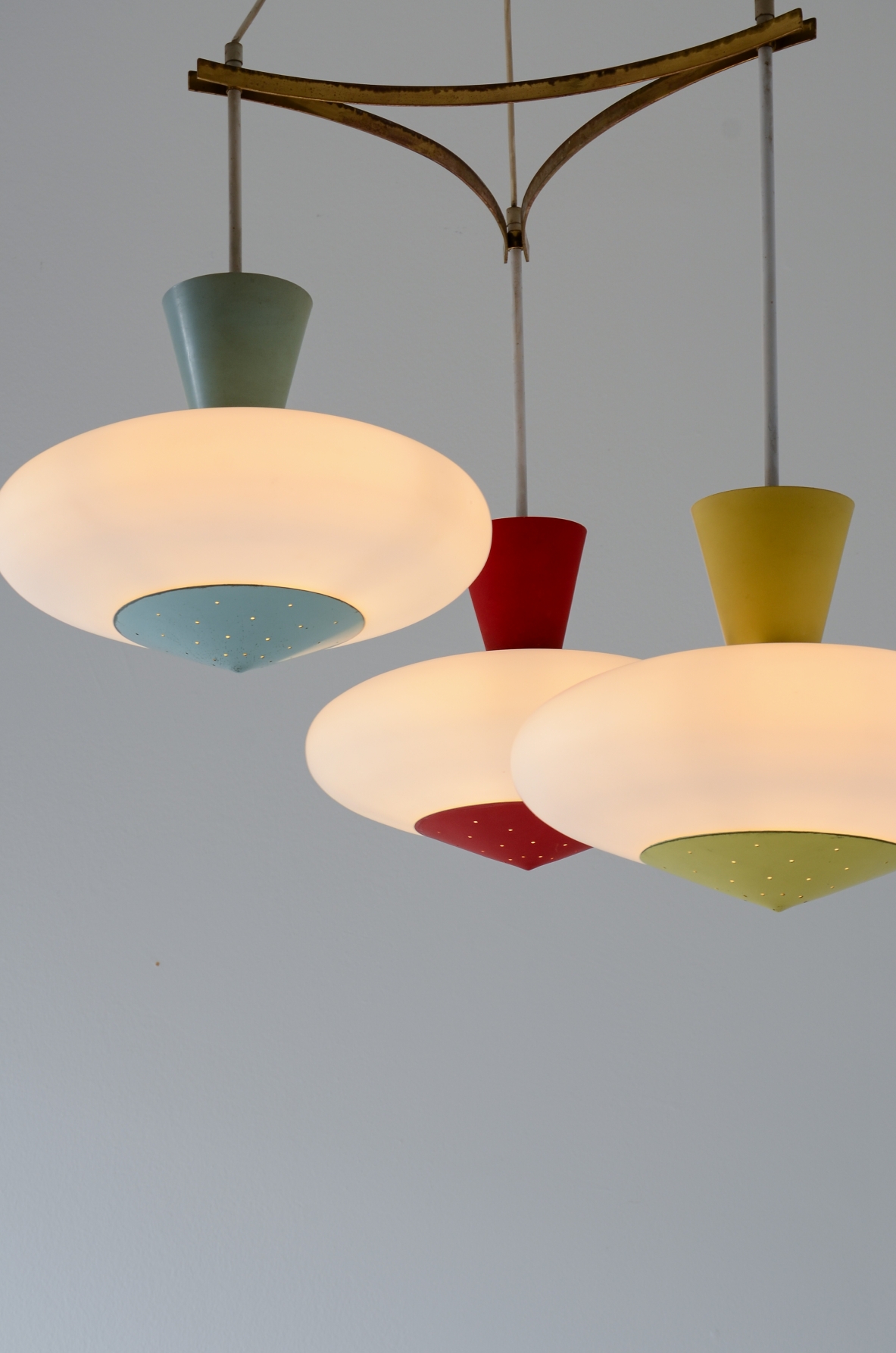 Stilux Milano anni '50 Raro lampadario a tre luci con struttura in ottone, Diffusori a disco in vetro opalino