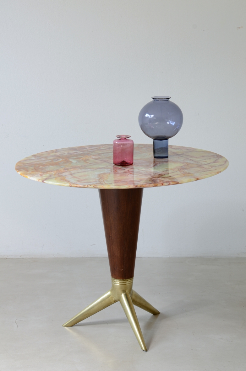 1950s ISA Bergamo round table with a naturally veined onyx top, tapered dark wooden central pedestal and three-legged cast bronze base with a golden finish.