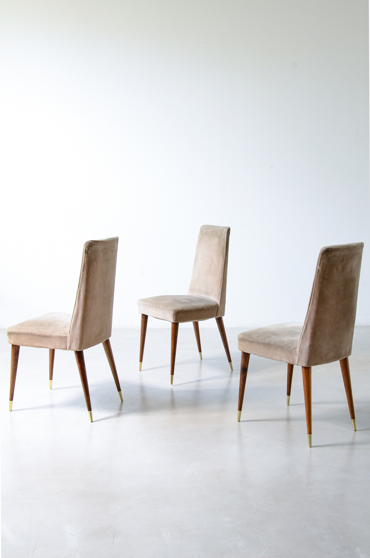 Melchiorre Bega Set of six elegant wooden chairs,Tapered legs with brass tips and velvet upholstery. Bologna, ca. 1950.