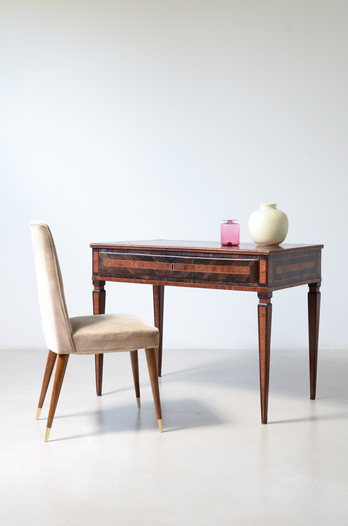 Elegante tavolo scrittoio da centro lastronato in legni pregiati. Italia, 1780ca.