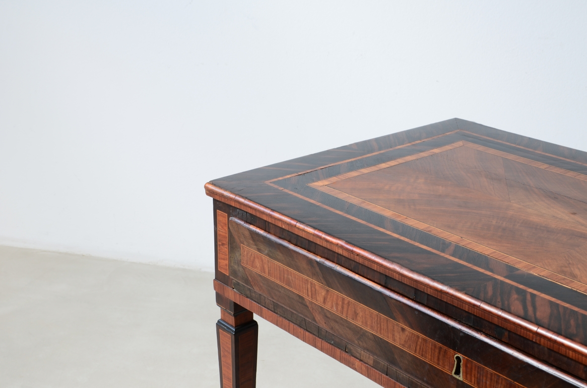 Elegante tavolo scrittoio da centro lastronato in legni pregiati. Italia, 1780ca.