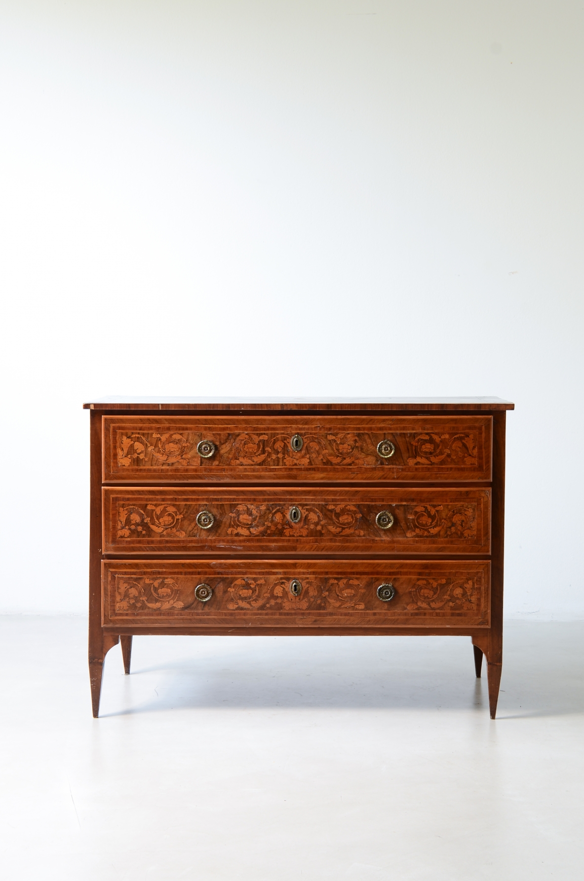 Mobile a tre cassetti in legno lastronato, epoca Luigi XVI, 1780ca.