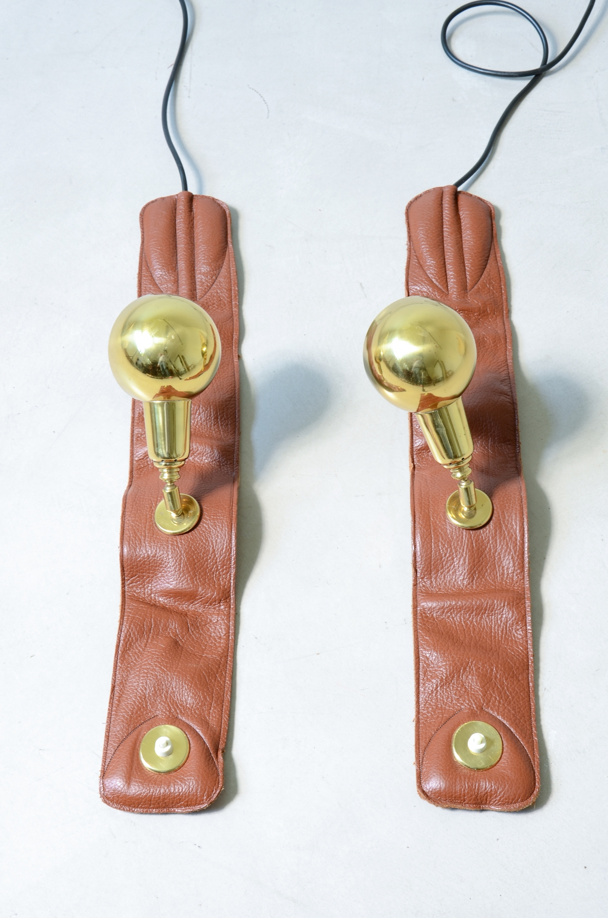 Luigi Caccia Dominioni lampade da bracciolo mod.LP1 con fascia in pelle. Produzione Azucena Milano, 1979.