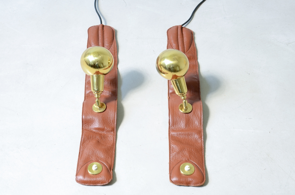 Luigi Caccia Dominioni lampade da bracciolo mod.LP1 con fascia in pelle. Produzione Azucena Milano, 1979.